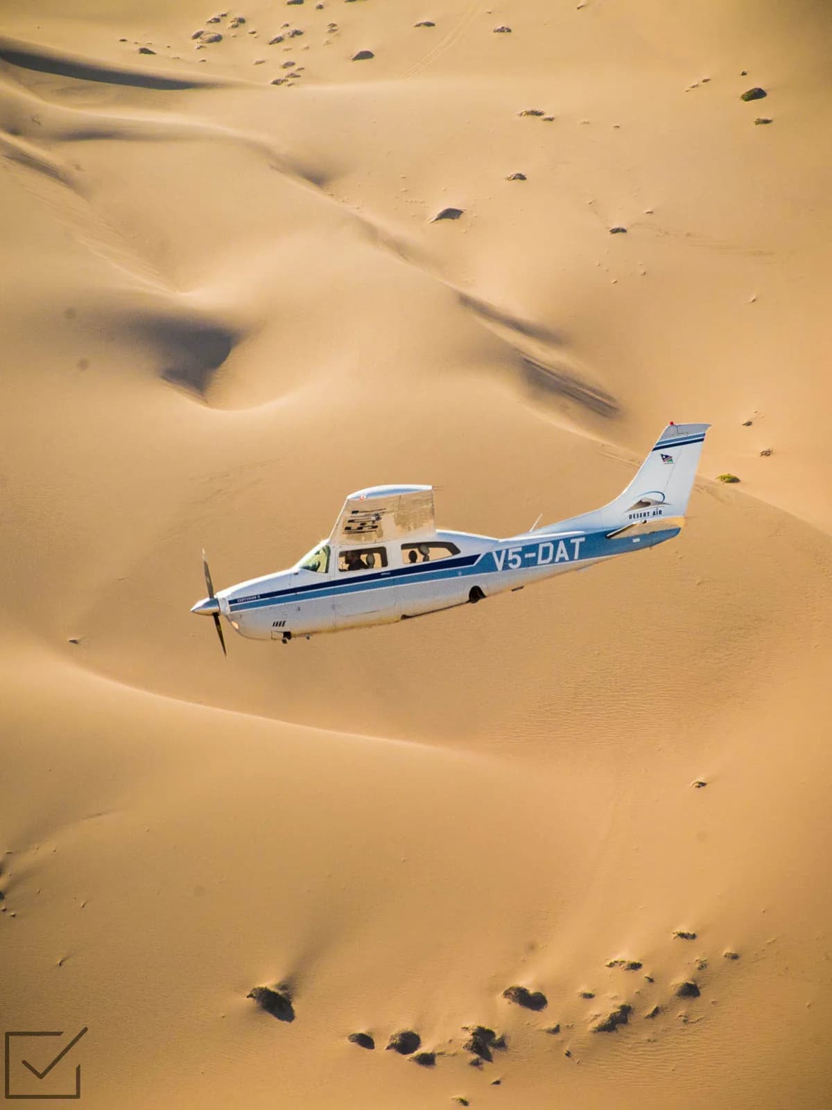 Cessna 210 über den Dünen