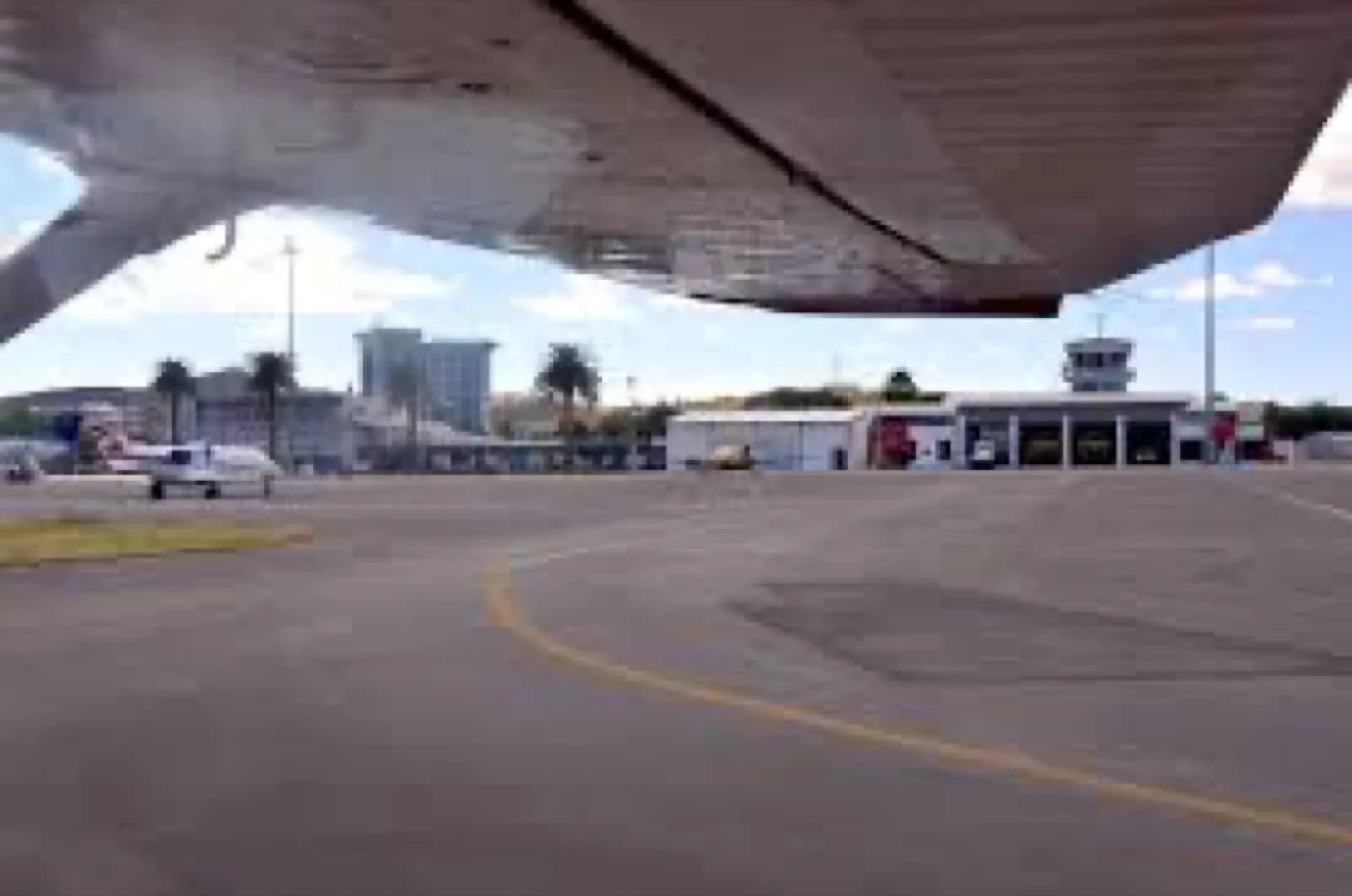 Blick unter der Tragfläche am Flugplatz Eros in Windhoek