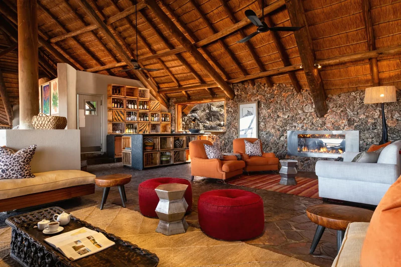 Lounge und Bar der Ongava Lodge unter dem Reetdach