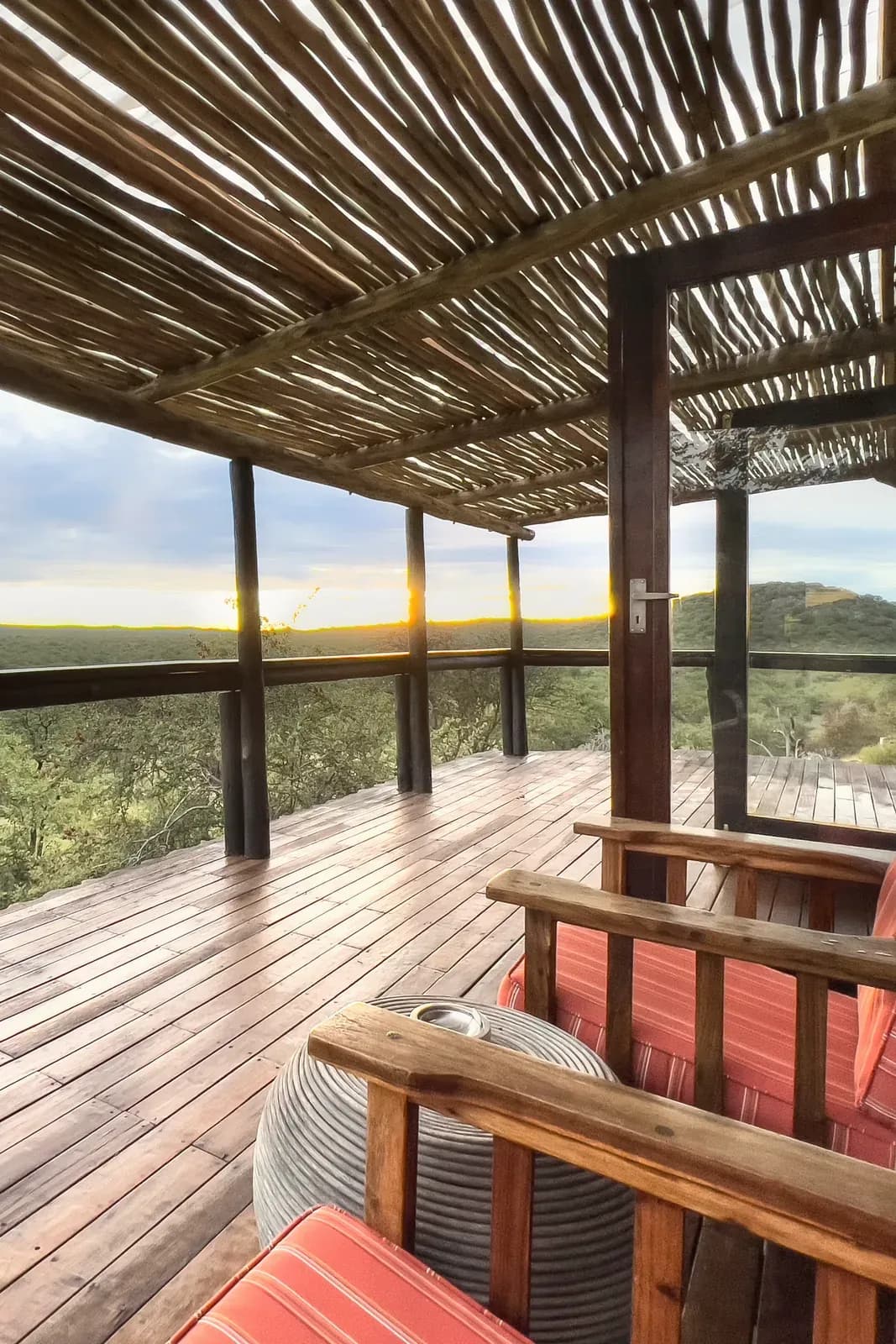 Ongava Lodge – Holzterrasse über dem Buschland