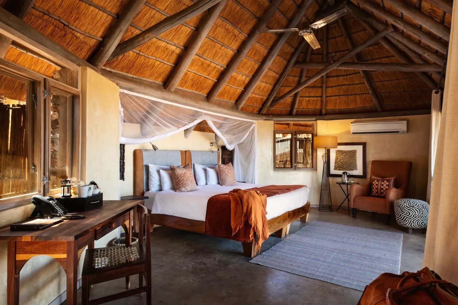 Ongava Lodge – Chalet unter Reetdach mit Himmelbett