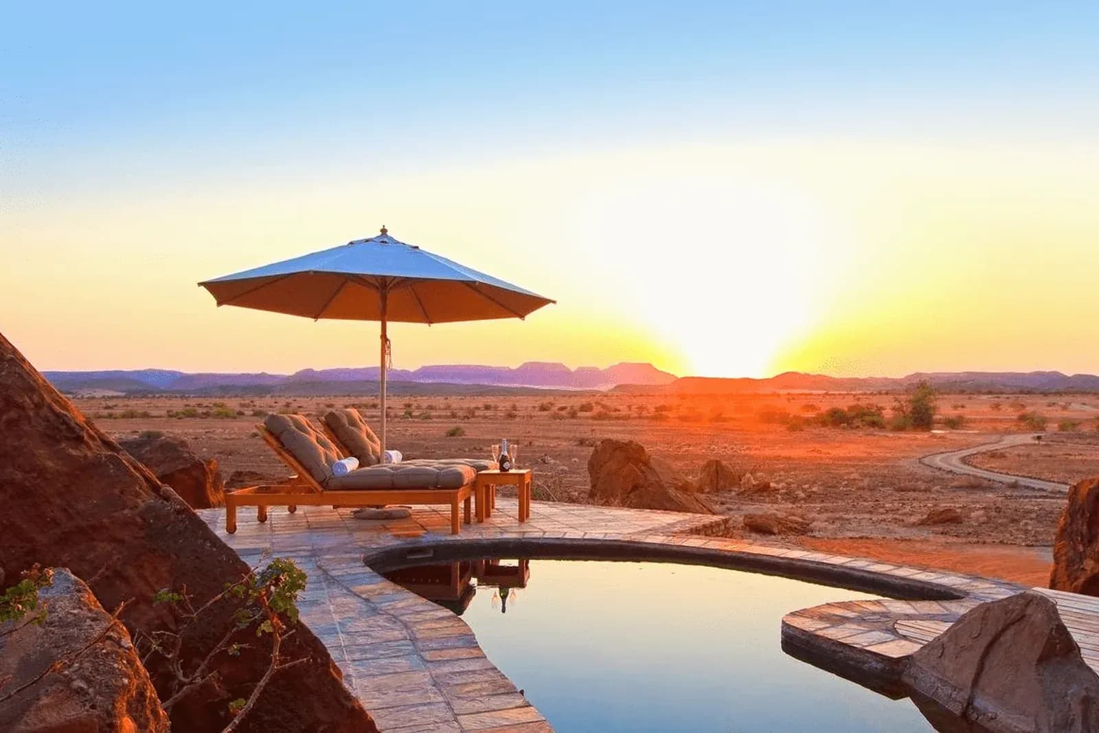 Twyfelfontein Country Lodge – Pool im Abendlicht über dem Damaraland