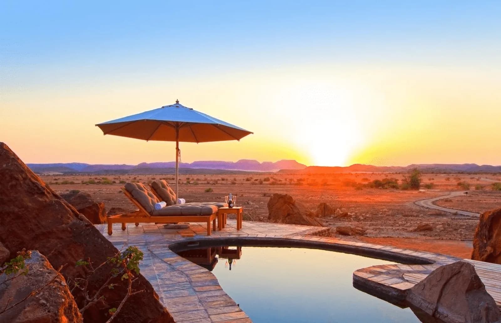 Twyfelfontein Country Lodge – Pool im Abendlicht über der Ebene