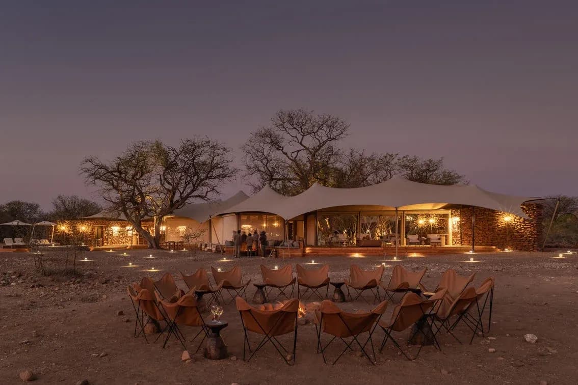 Desert Rhino Camp, gedeckte Tische in der Abenddämmerung