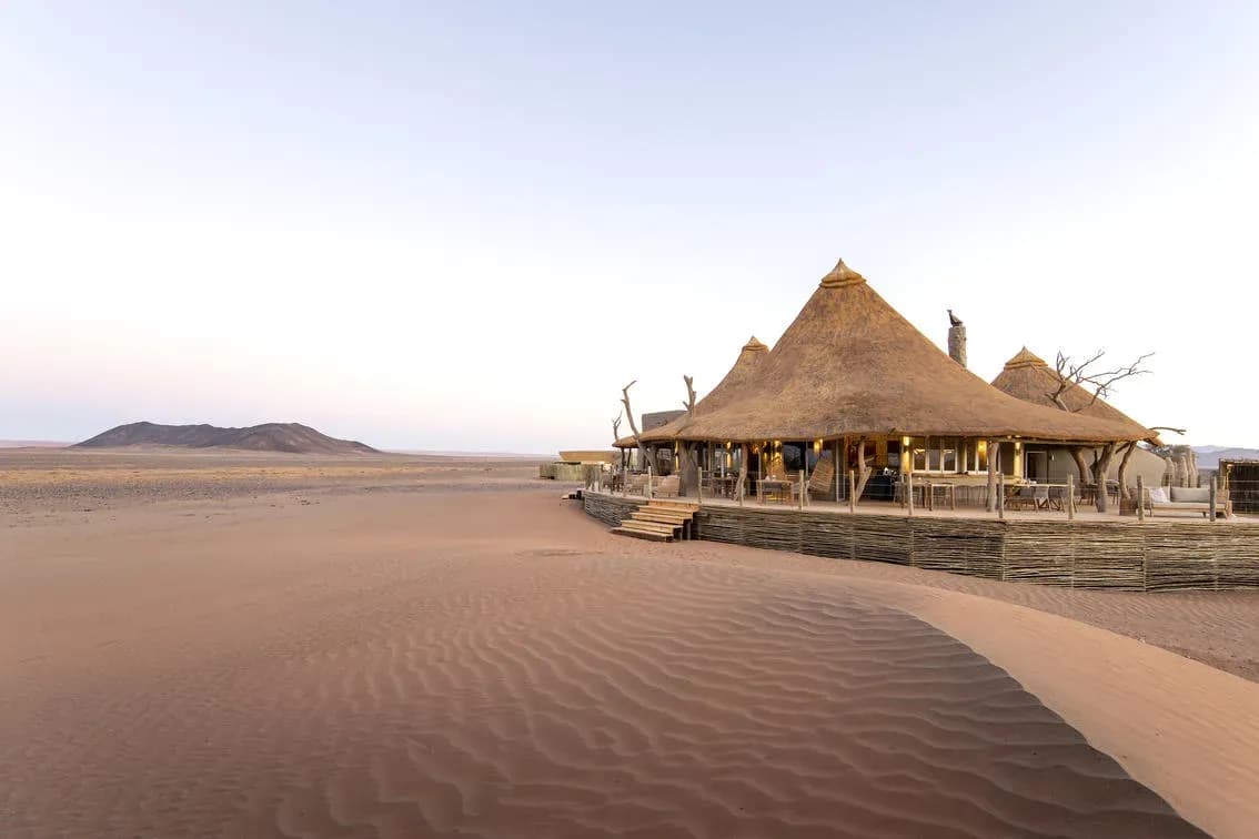 Hauptgebäude der Little Kulala Lodge im Sand am Rand der Namib