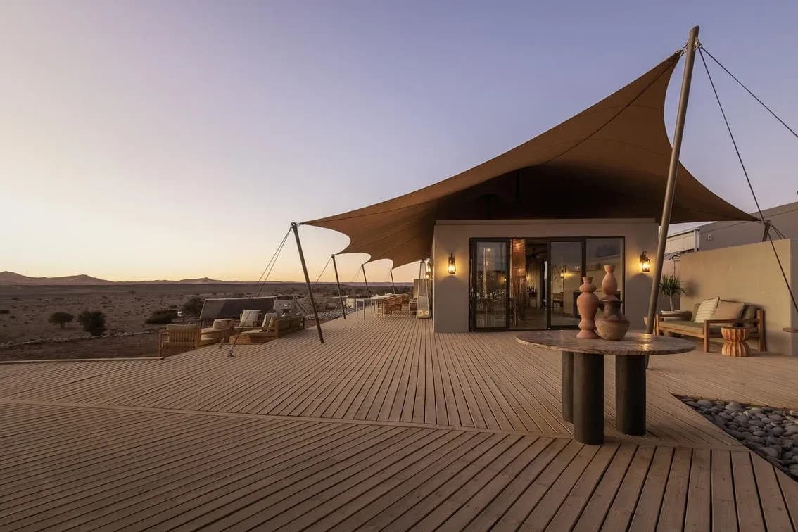 Little Kulala, Deck und Zelte in der Abenddämmerung