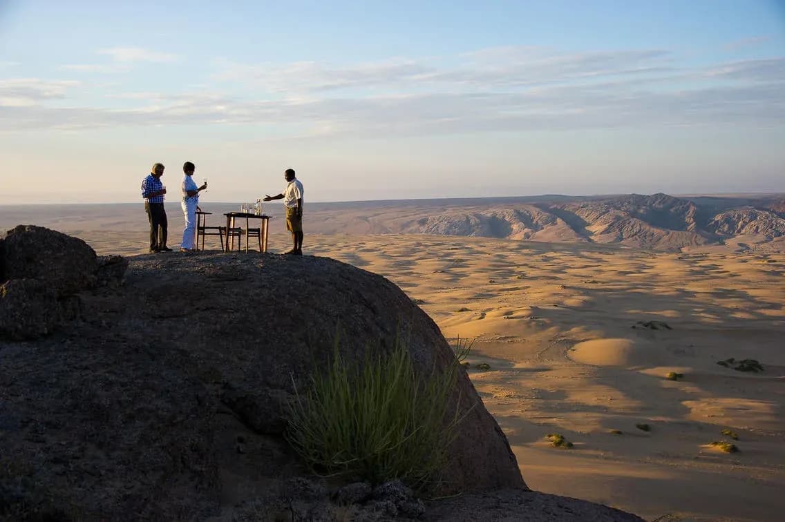 Serra Cafema, Sundowner auf einem Felsvorsprung über dem Tal