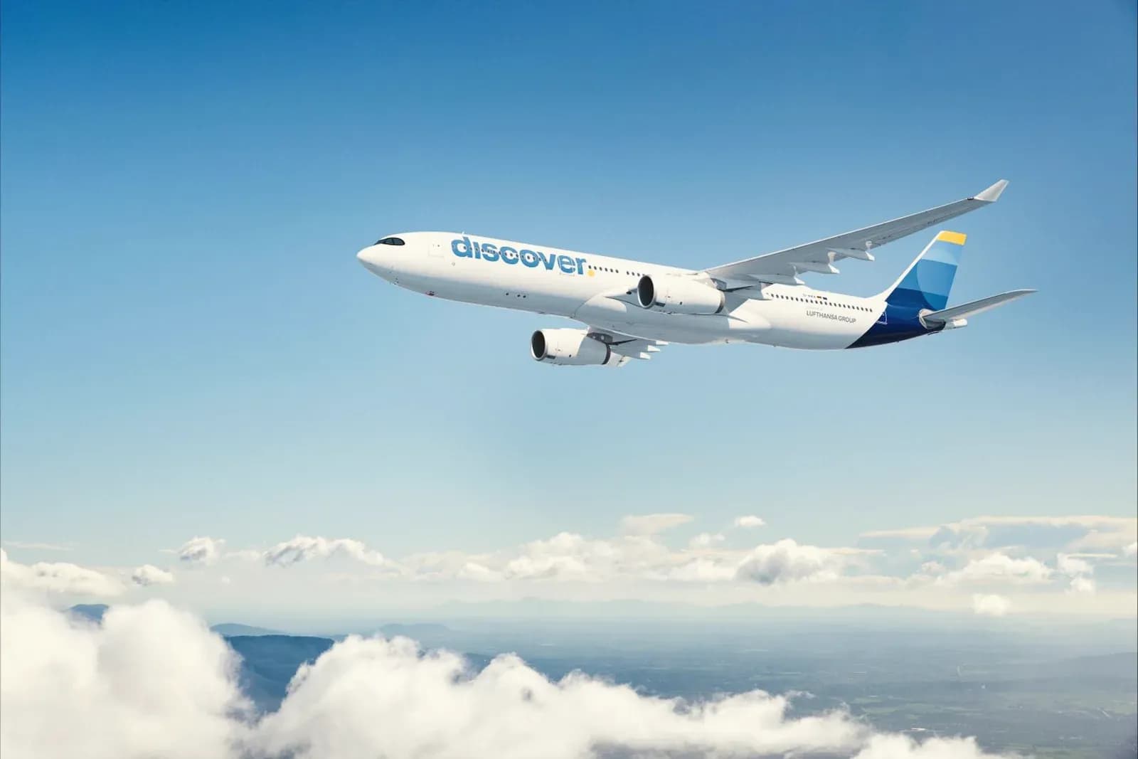 Airbus A330 von Discover Airlines über den Wolken