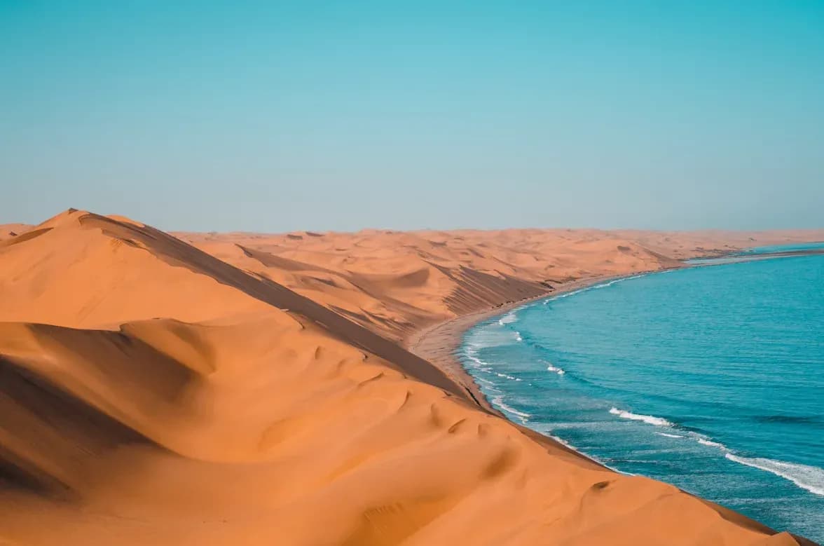 Dünen der Namib treffen an der Skelettküste auf den Atlantik
