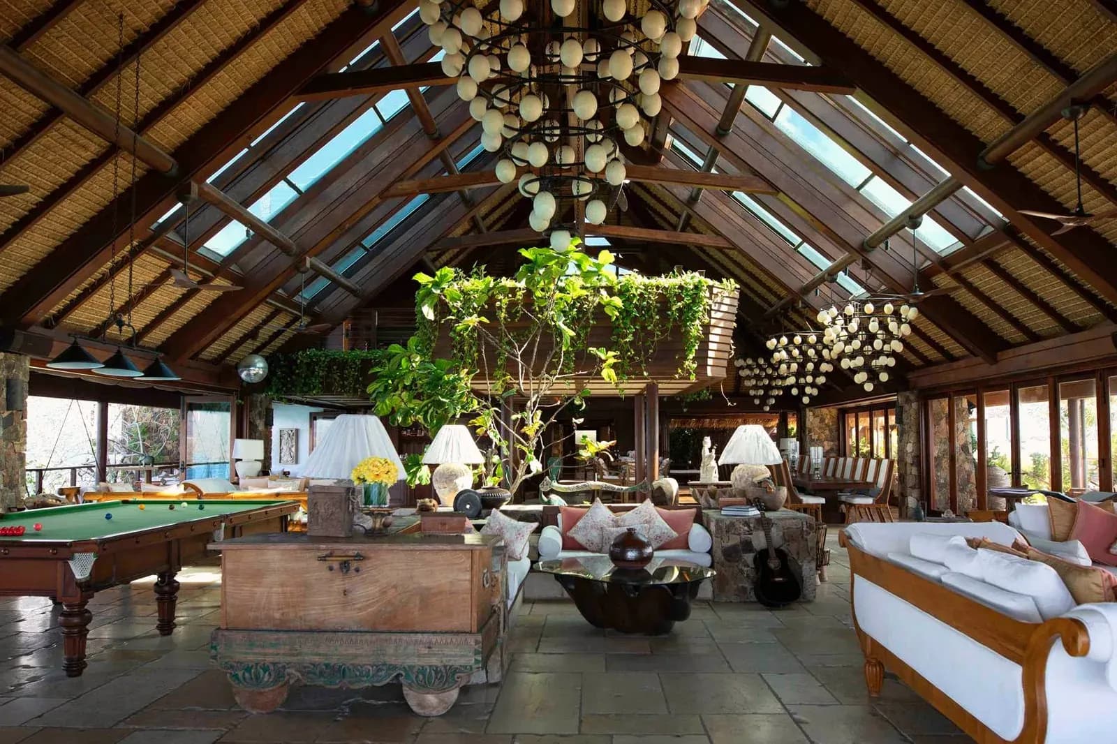 Necker Island – offene Lounge des Great House mit Billardtisch unter dem Dachstuhl
