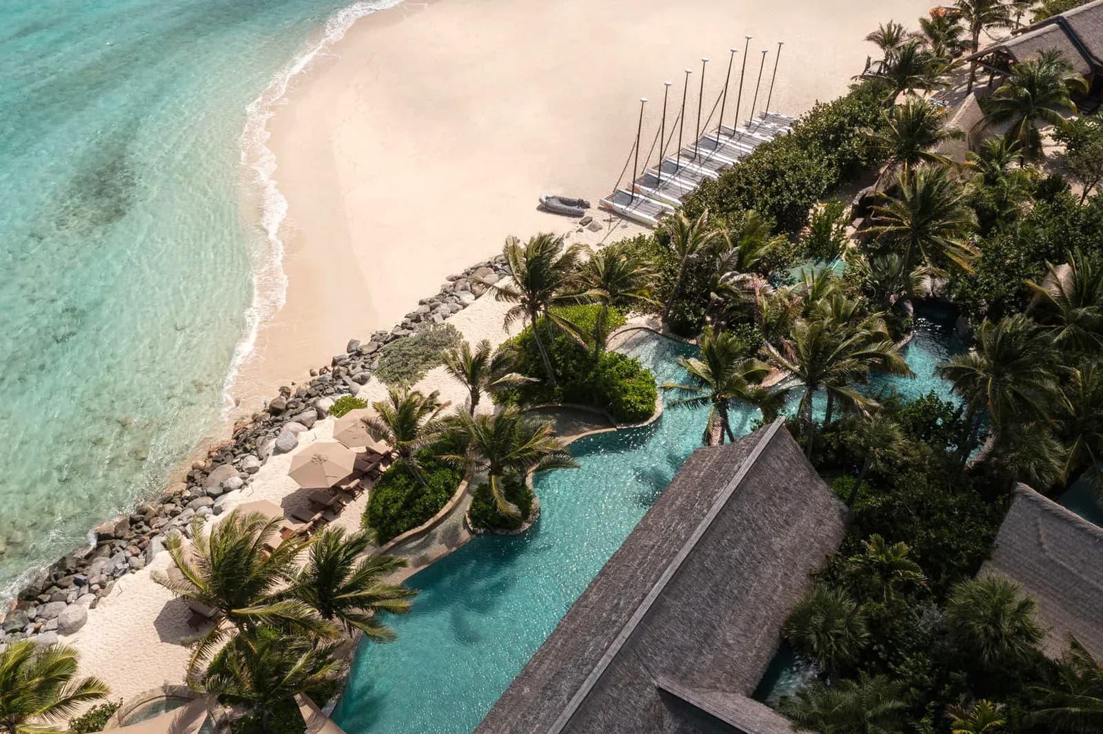 Necker Island – Strand und Pool mit Segelbooten am Ufer von oben