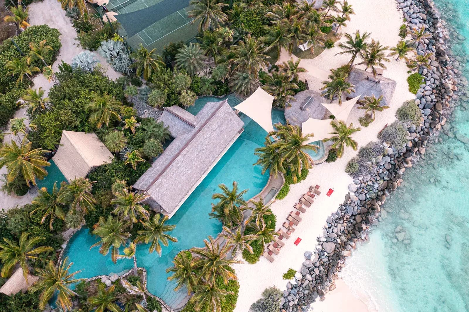 Necker Island – die Poollandschaft zwischen Palmen aus der Luft