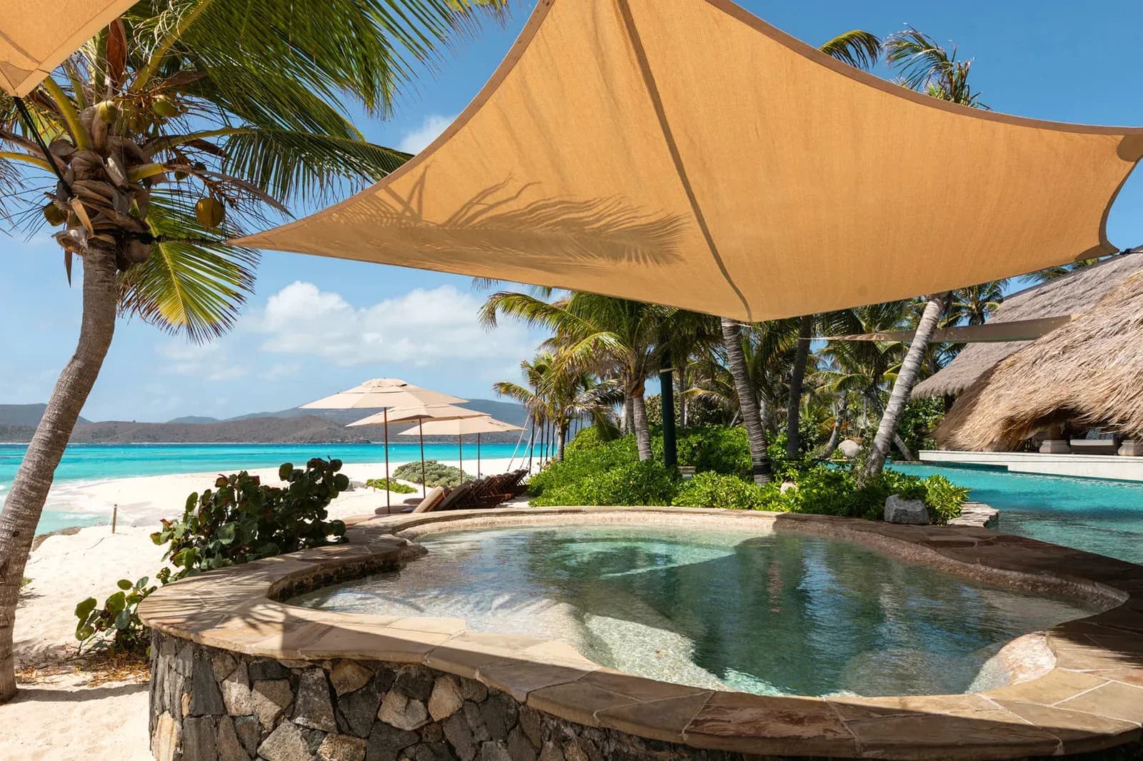 Necker Island – Pool und Sonnensegel am Strand