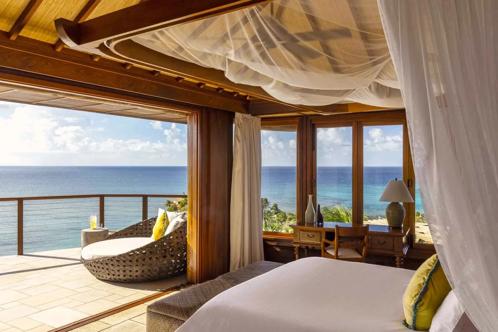 Necker Island – Schlafzimmer mit Moskitonetz und offenem Blick aufs Meer