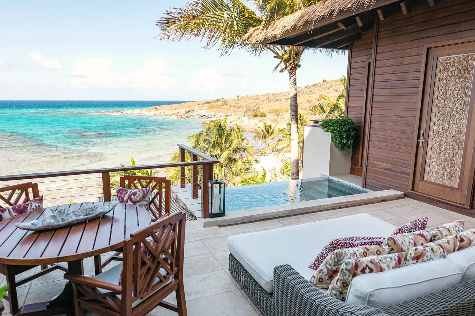 Necker Island – Terrasse eines Bali House mit Plunge-Pool über der Bucht