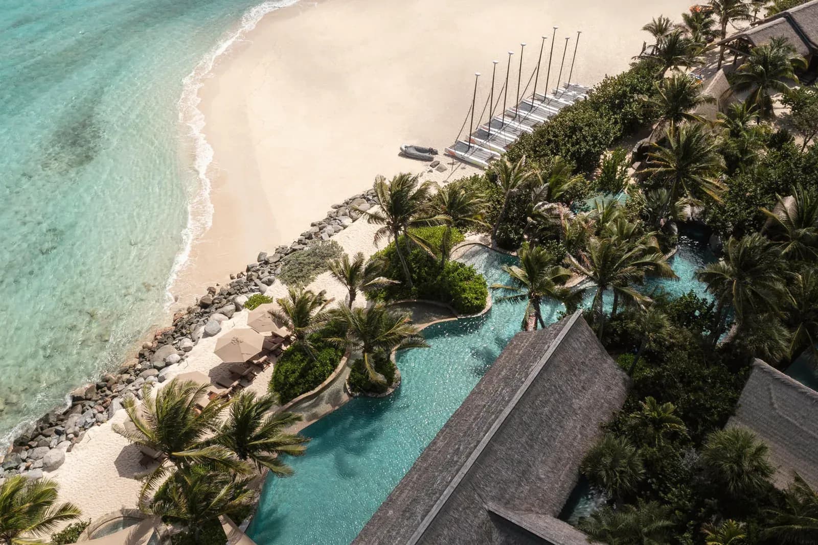 Strand und Pool von Necker Island mit Segelbooten am Ufer