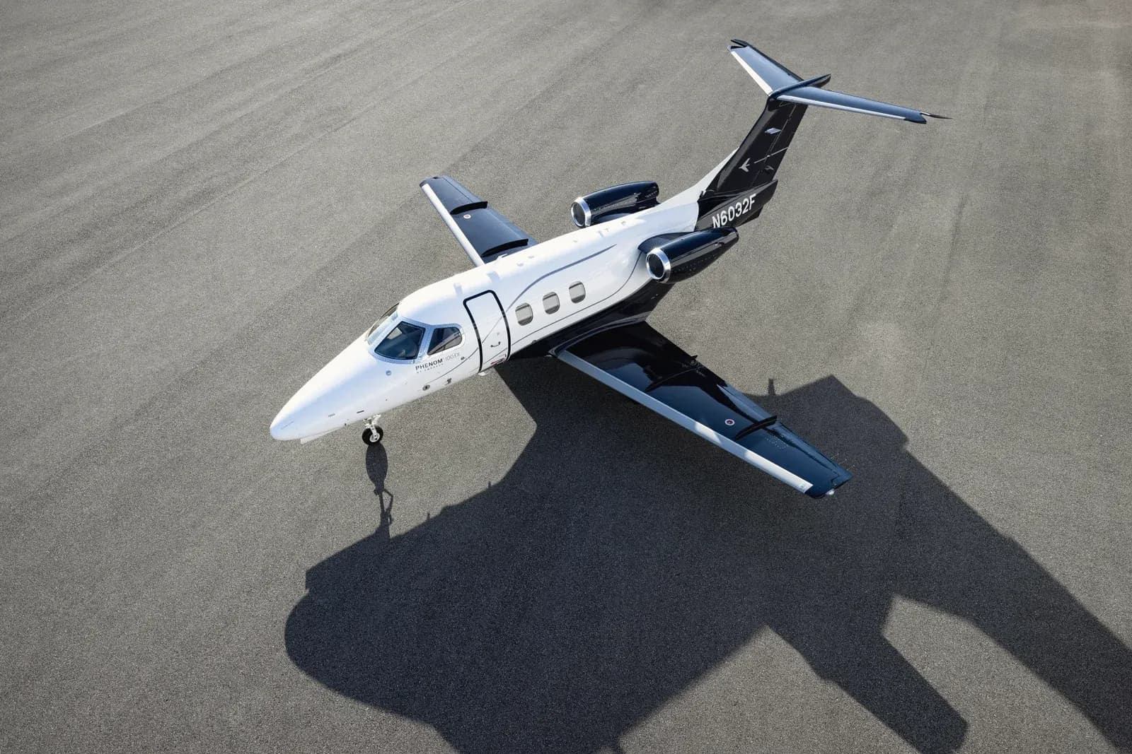 Die Embraer Phenom 100 auf dem Vorfeld