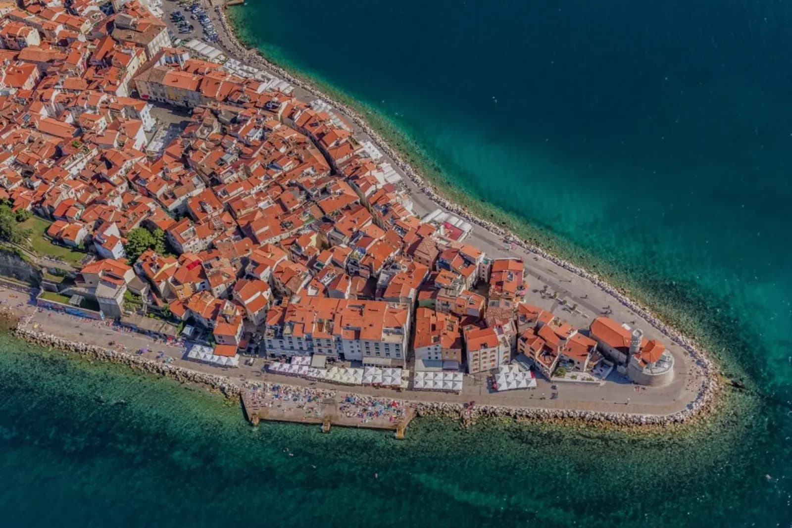 Die Altstadt von Piran an der slowenischen Adriaküste aus der Luft