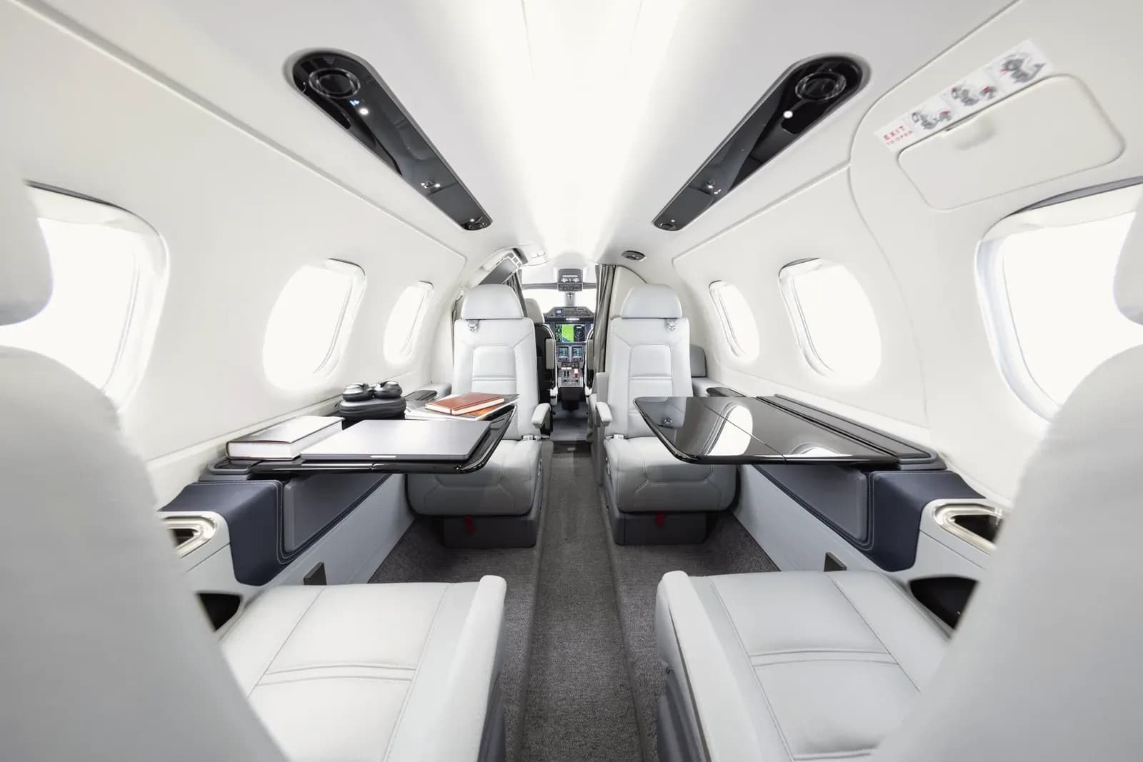Kabine der Embraer Phenom 100 mit Ledersitzen und Blick nach vorn