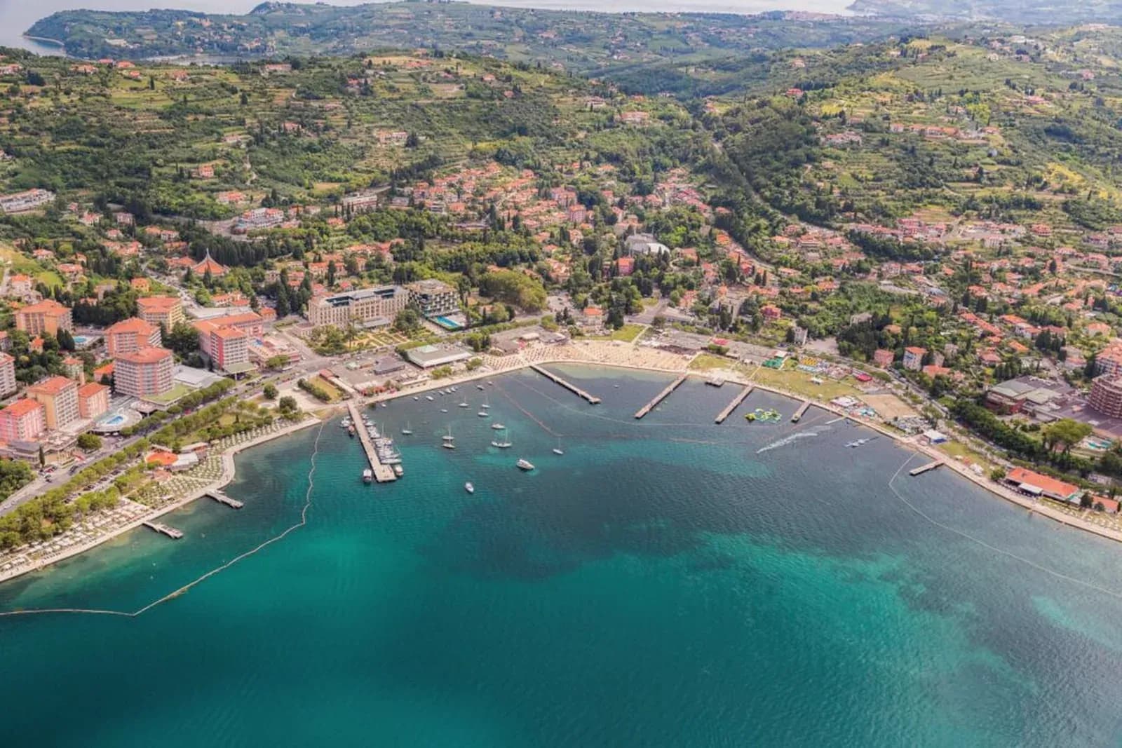 Die Bucht von Portorož mit Stränden und Stegen aus der Luft