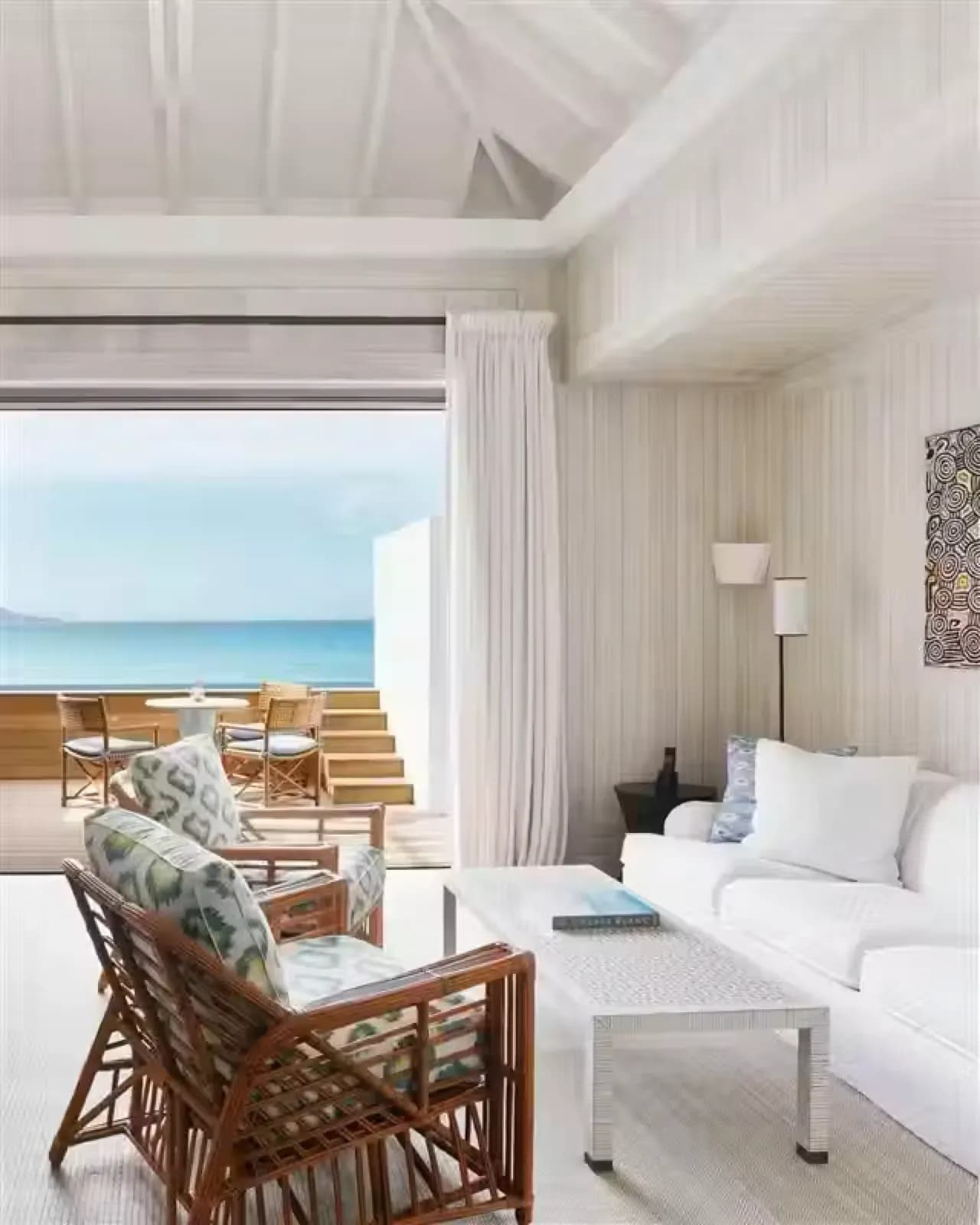 Cheval Blanc St. Barth – Wohnbereich einer Beach Suite mit offenem Blick aufs Meer