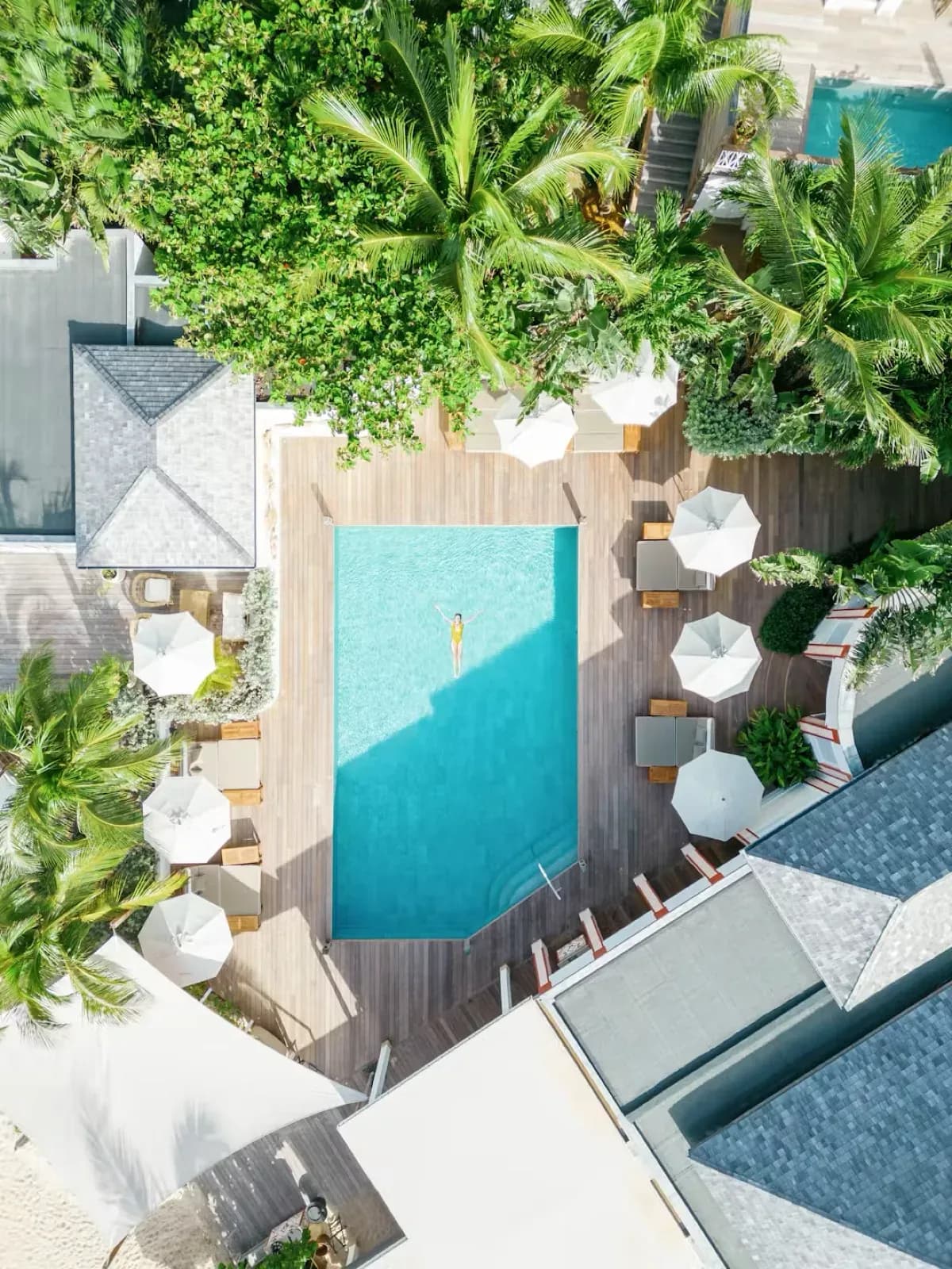 Cheval Blanc St. Barth – Pool und Terrassen zwischen Palmen von oben