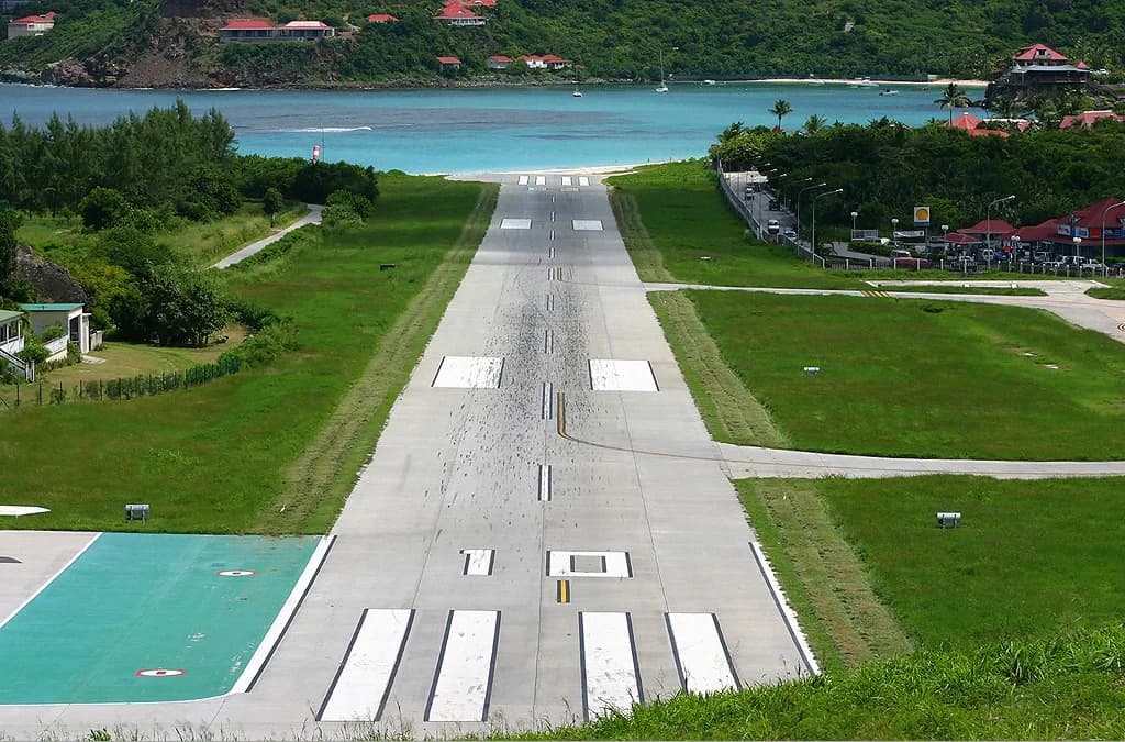 Die Piste von Gustaf III, die direkt am Strand von St. Jean endet