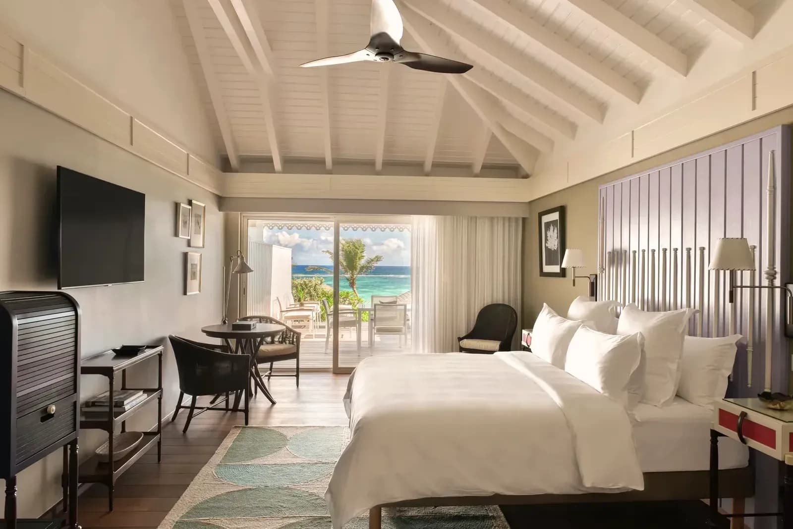 Rosewood Le Guanahani – Ocean Cove Room mit offenem Dachstuhl und Meerblick