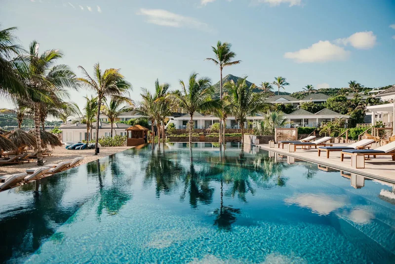 Rosewood Le Guanahani – großer Pool zwischen Palmen