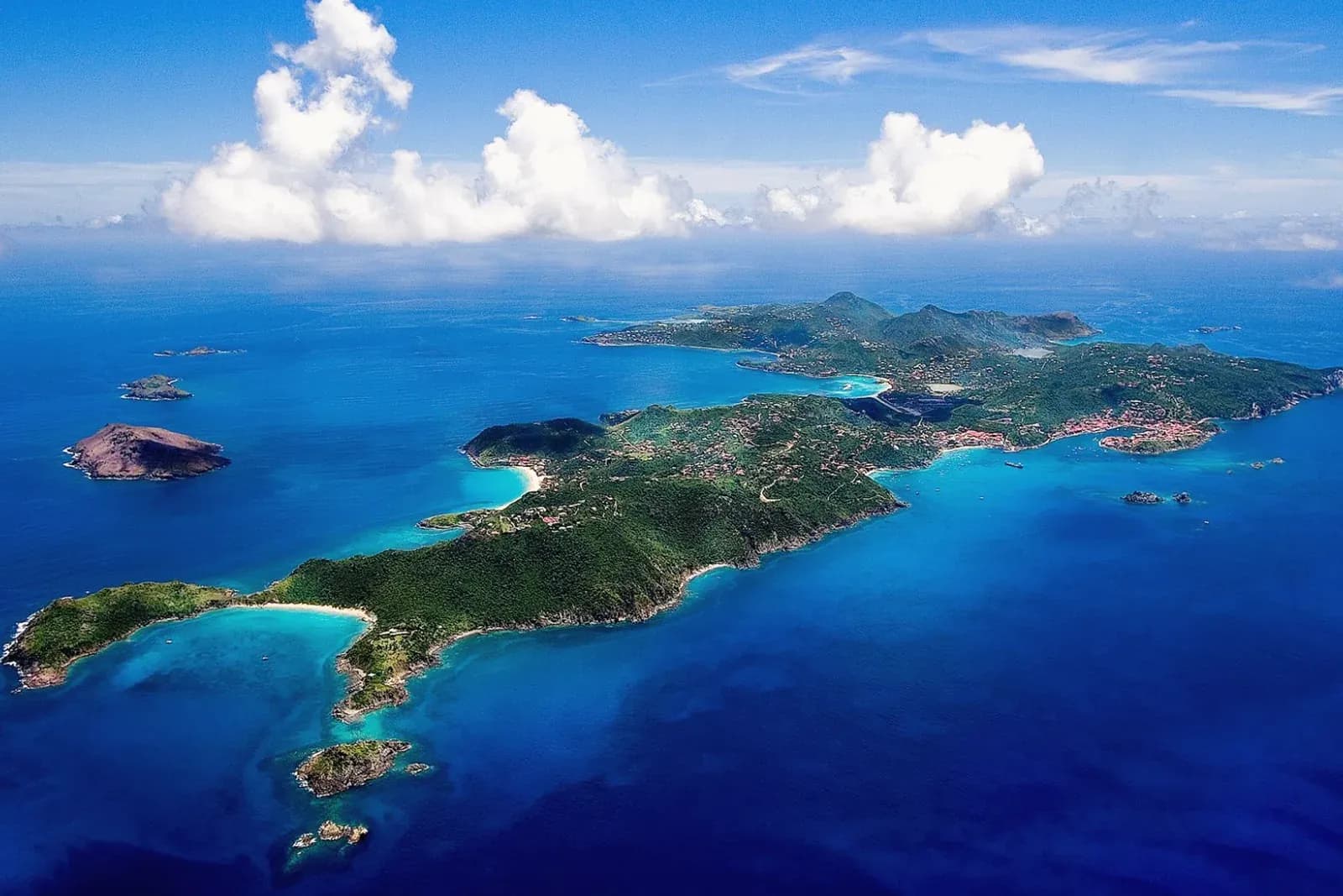 St. Barth aus der Luft, umgeben vom tiefblauen Atlantik