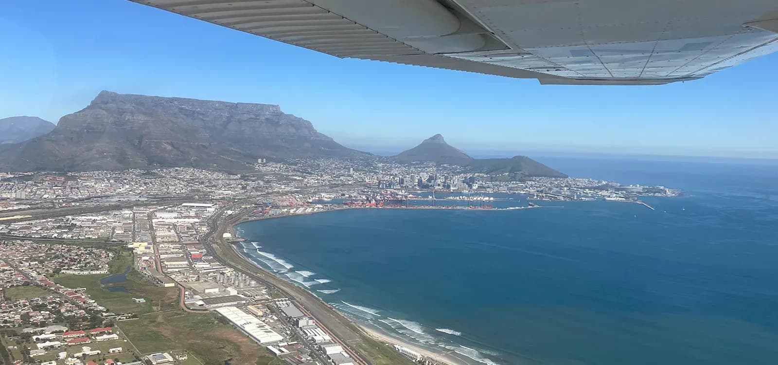 Blick über die Tragfläche der Cessna 172 auf Kapstadt und den Tafelberg