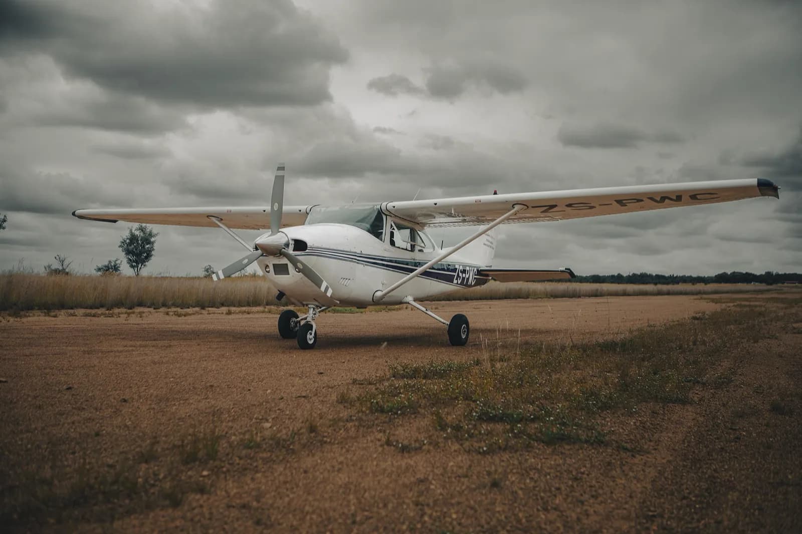 Cessna 182 auf der Piste bei Pretoria