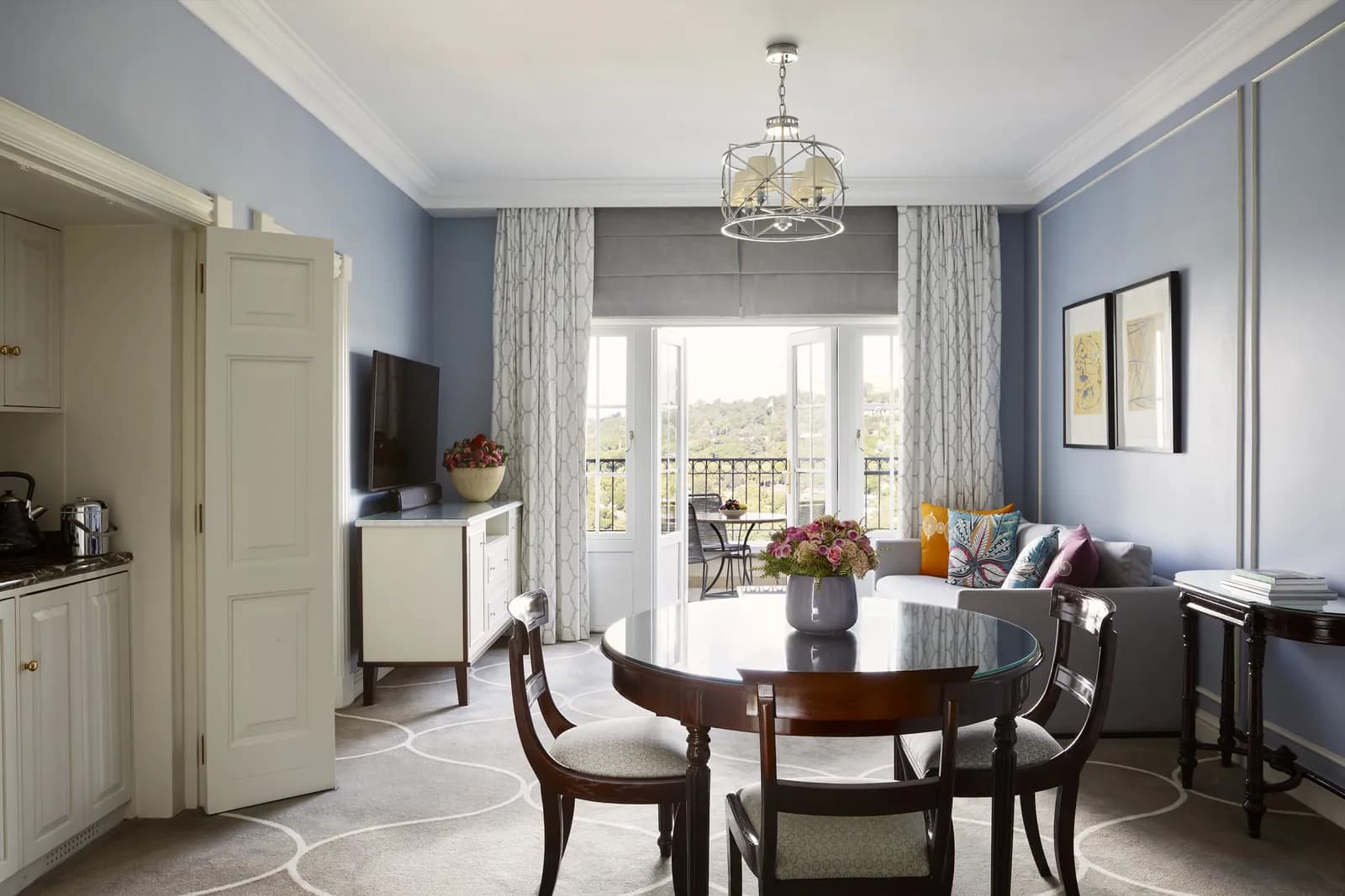 Four Seasons The Westcliff – Wohn- und Essbereich einer Suite mit Balkontür