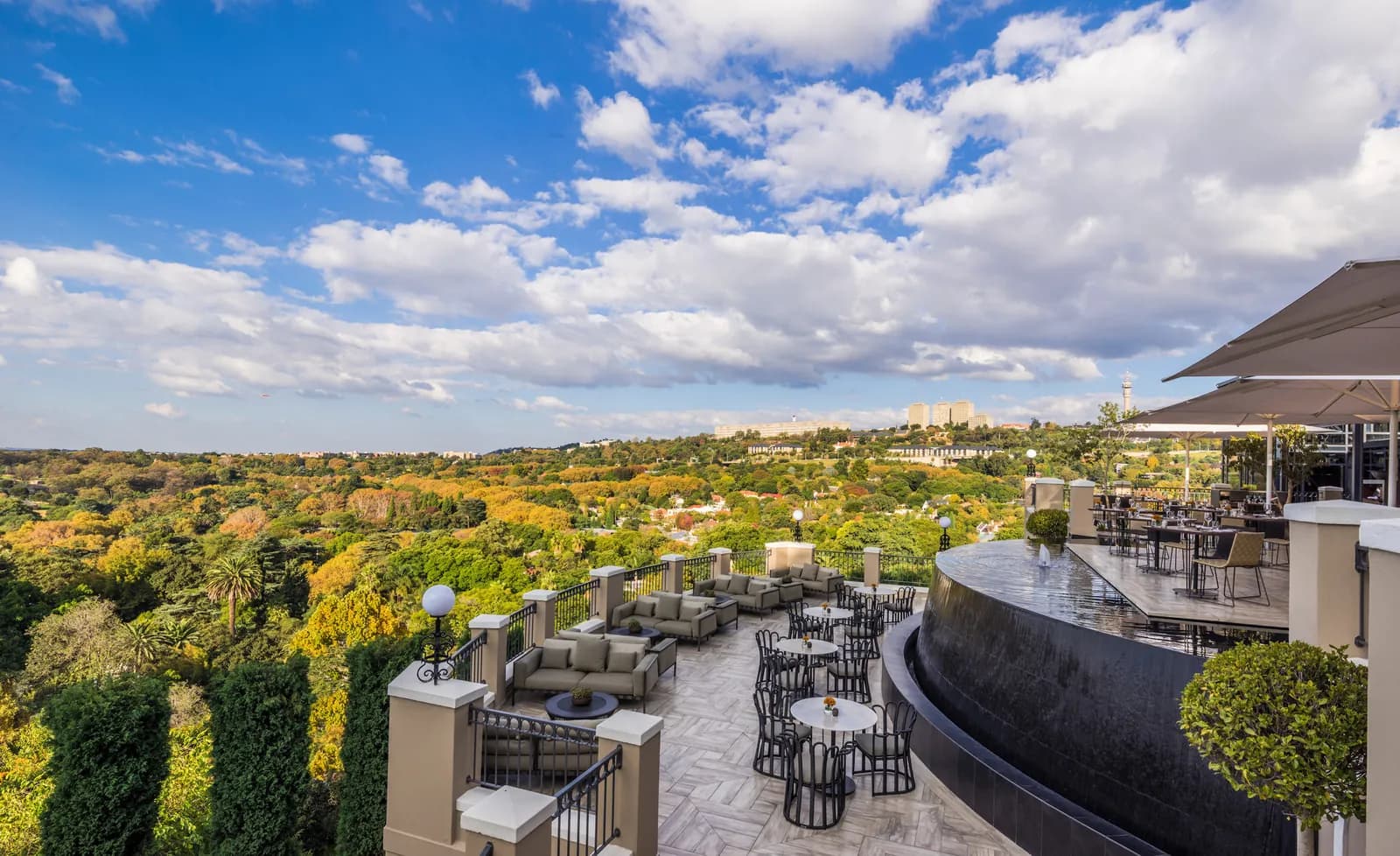 Four Seasons The Westcliff – Terrasse über den Baumkronen von Johannesburg