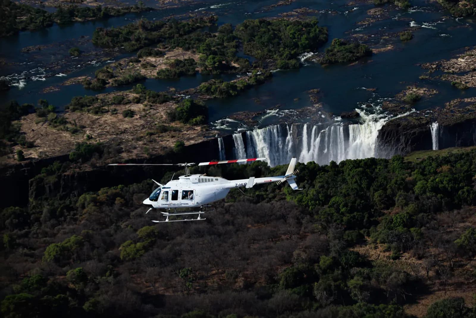 Helikopter über den Victoriafällen