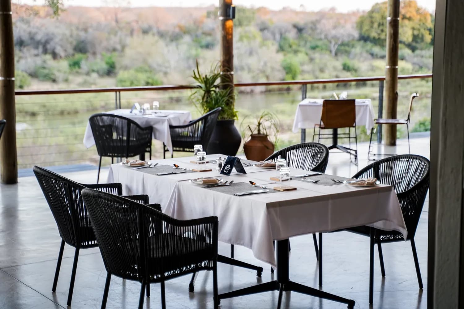 Leopard Sands Lodge – gedeckte Tische auf dem Deck über dem Fluss