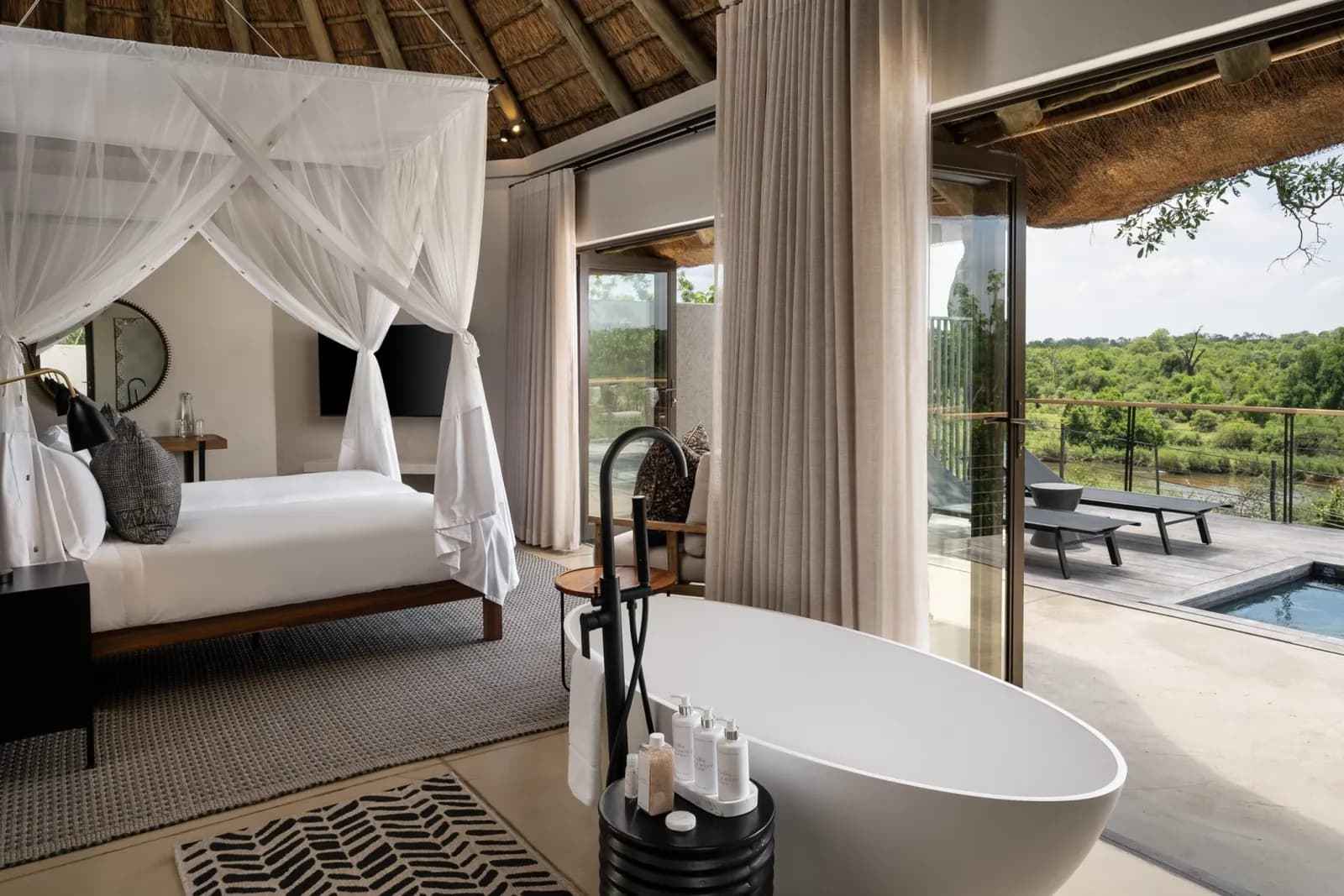 Leopard Sands Lodge – Suite mit freistehender Wanne und Blick zum Sabie