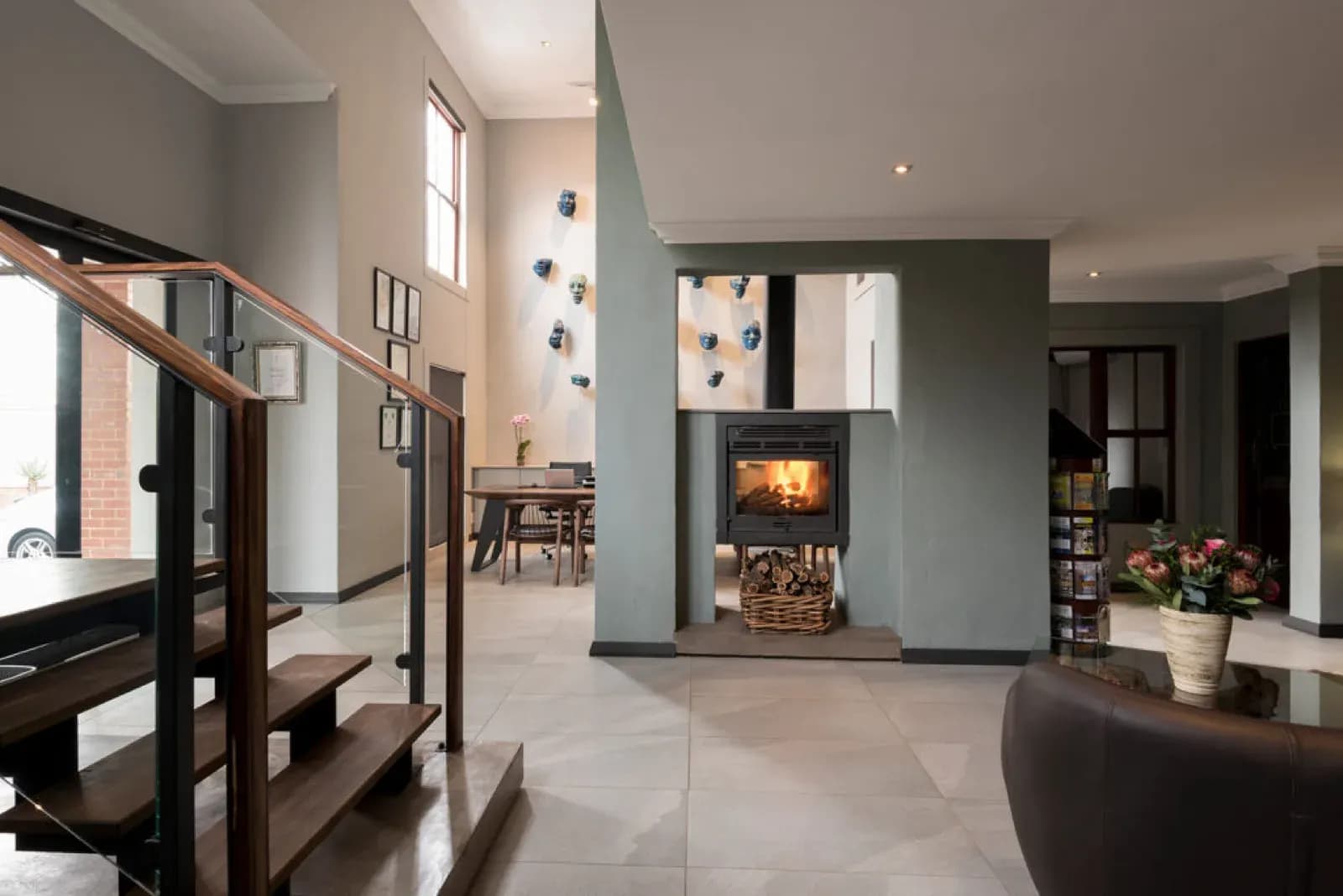 Menlyn Boutique Hotel – Lobby mit offenem Kamin