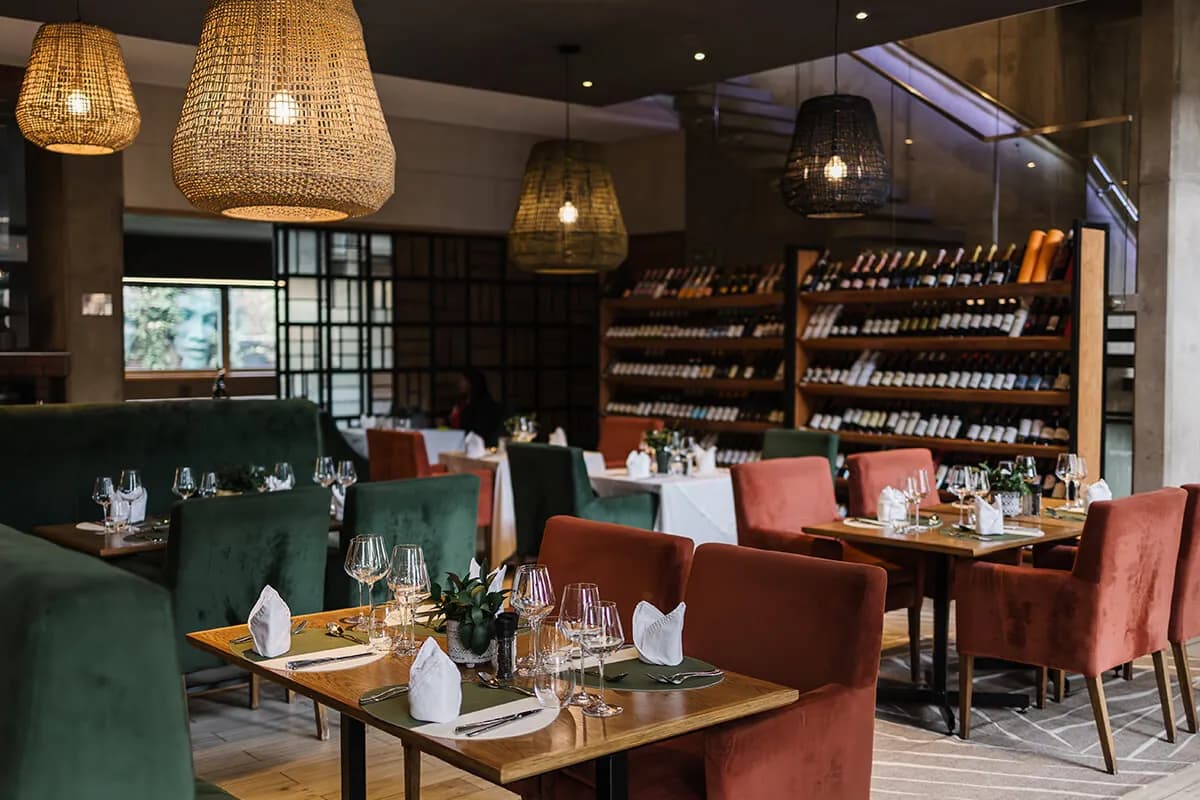 Menlyn Boutique Hotel – Restaurant mit Weinwand