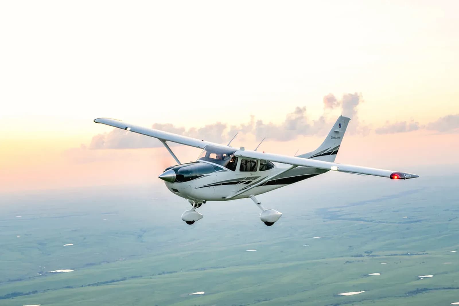 Einweisung im Cockpit der Cessna 182