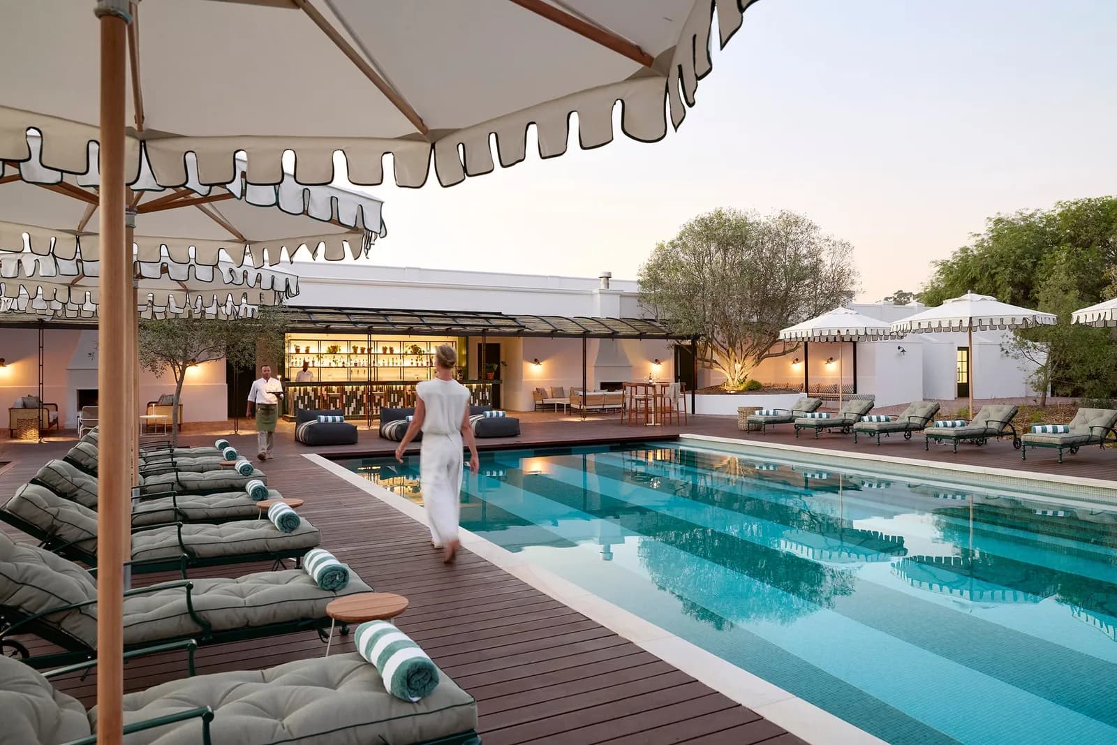 Spier Hotel – Pool und Poolbar im Abendlicht