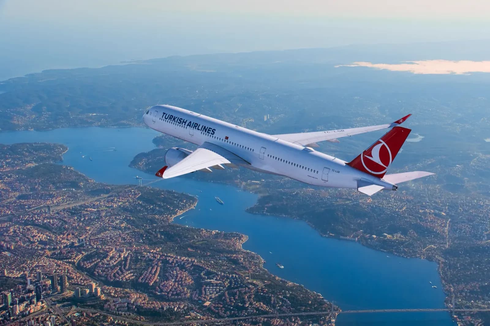 Airbus A350 von Turkish Airlines über dem Bosporus