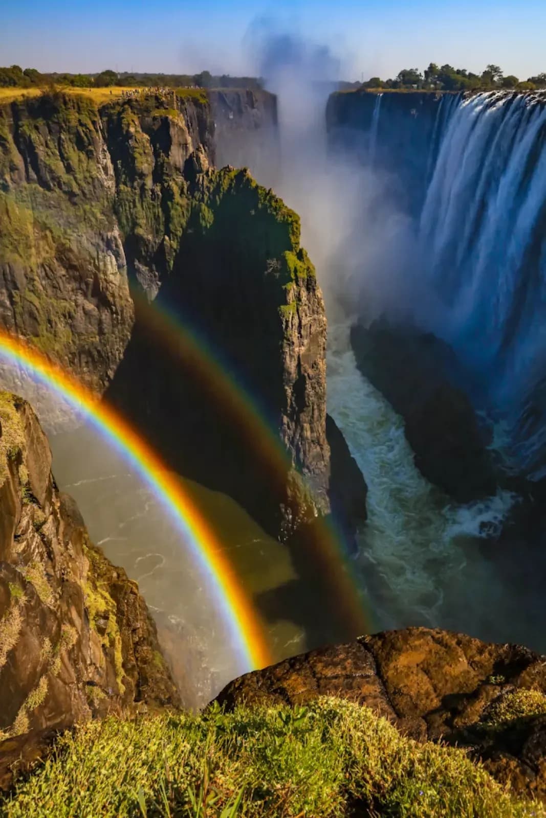 Die Victoriafälle mit doppeltem Regenbogen über der Schlucht