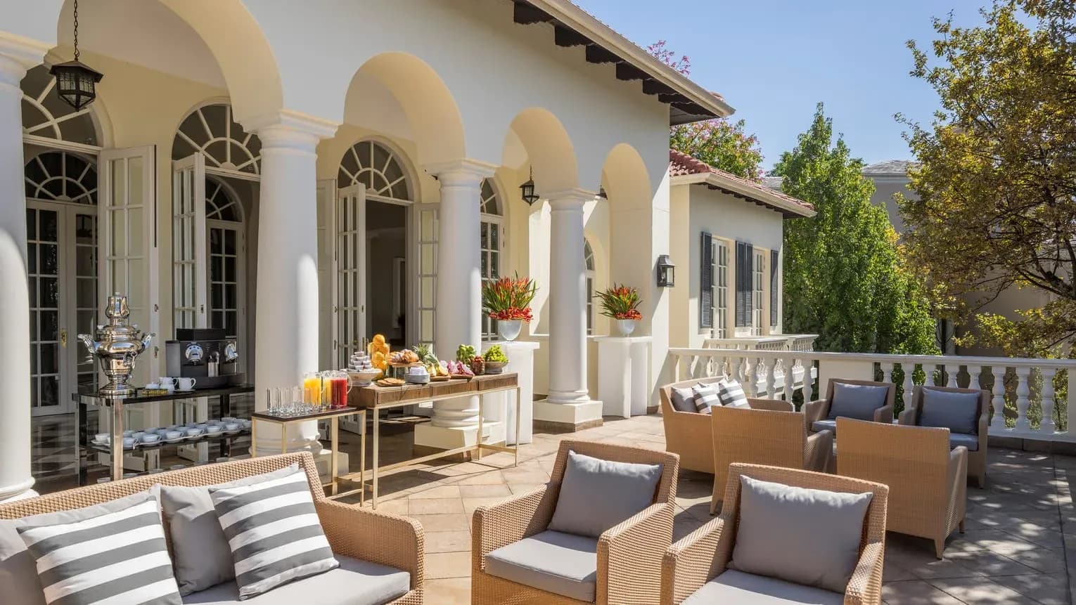 Terrasse des Four Seasons The Westcliff mit Blick über Johannesburg