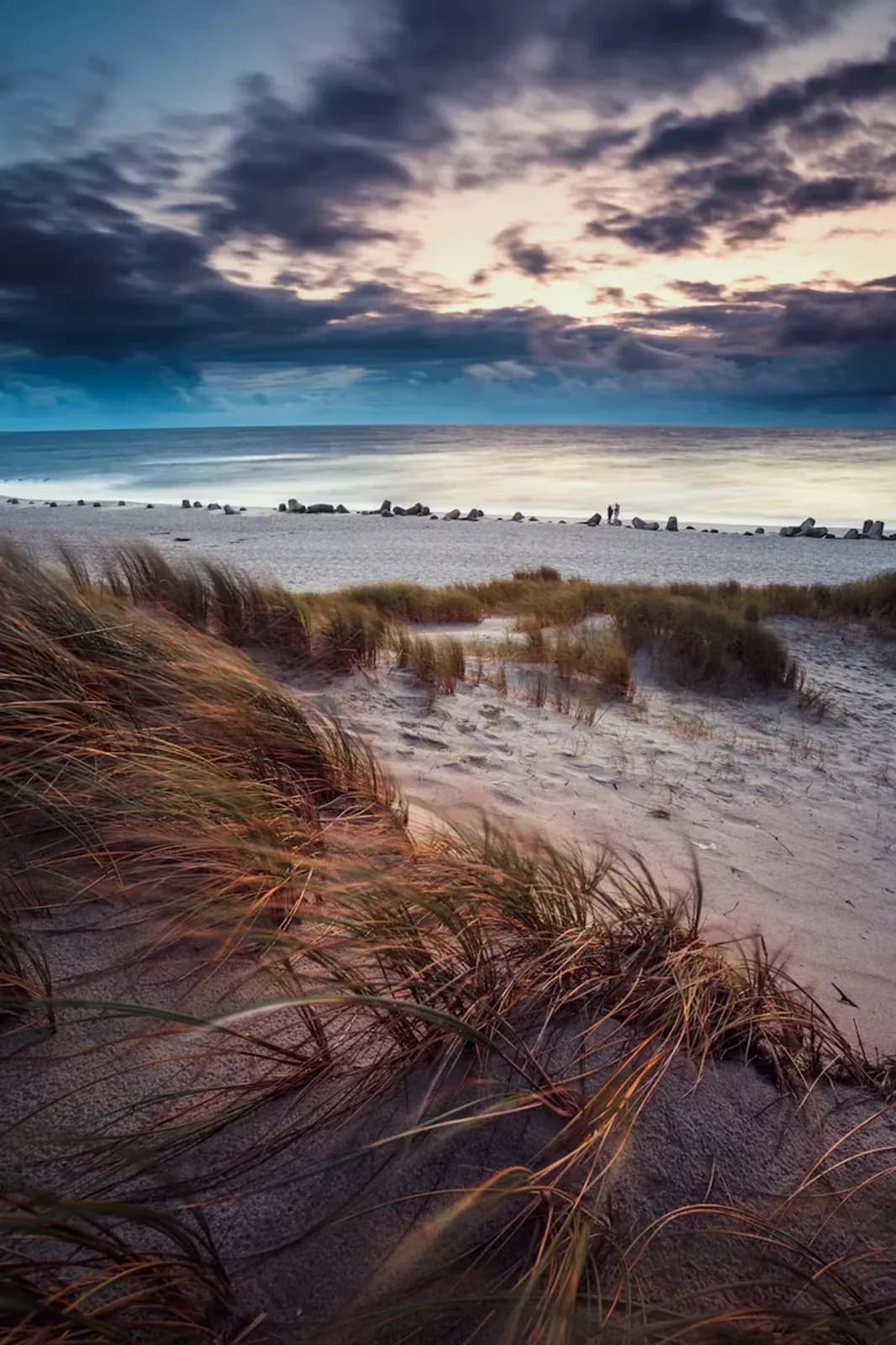 Düne und Strand auf Sylt in der Abenddämmerung