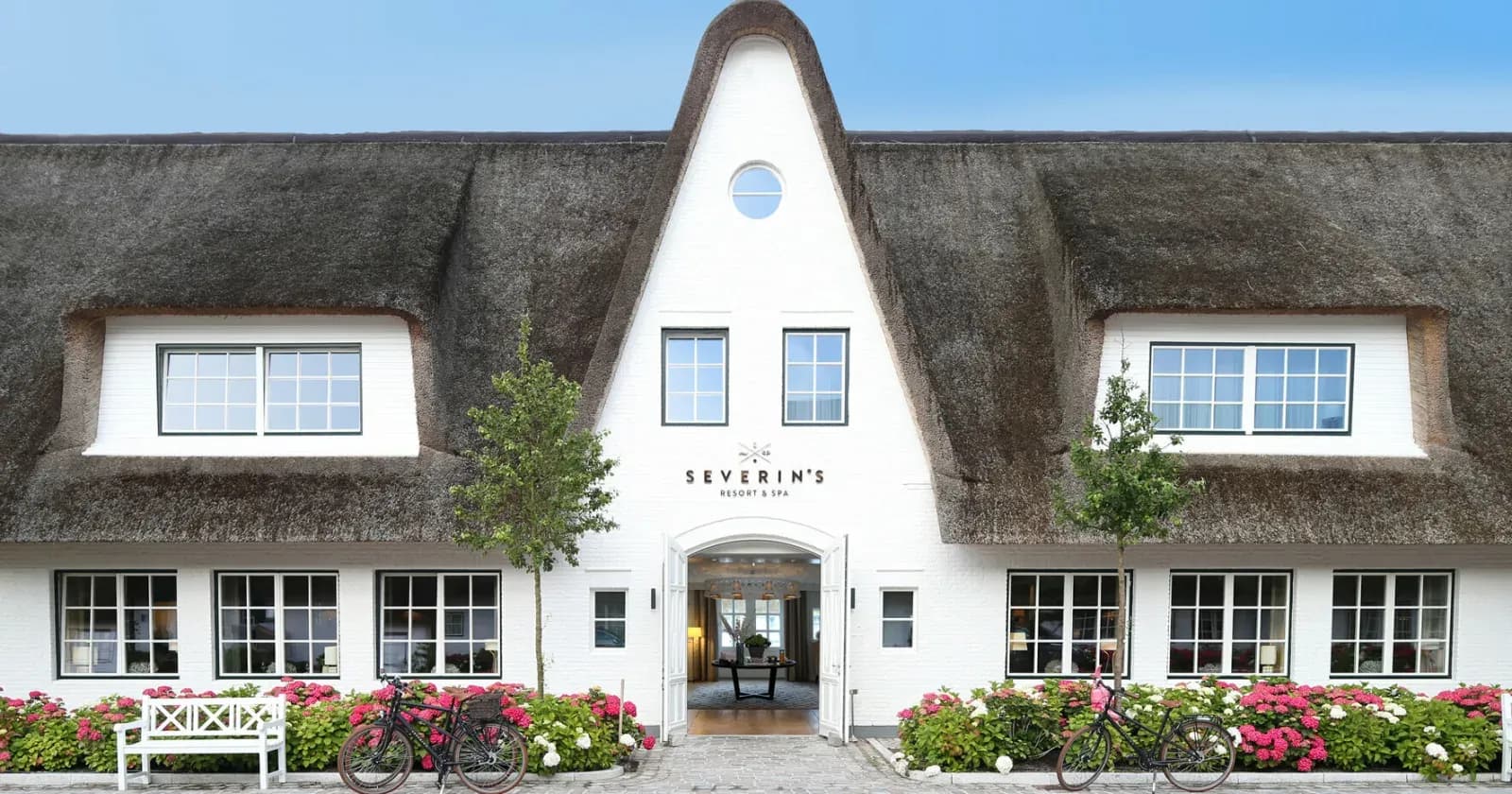Reetgedeckte Front des Severin's Resort & Spa in Keitum auf Sylt