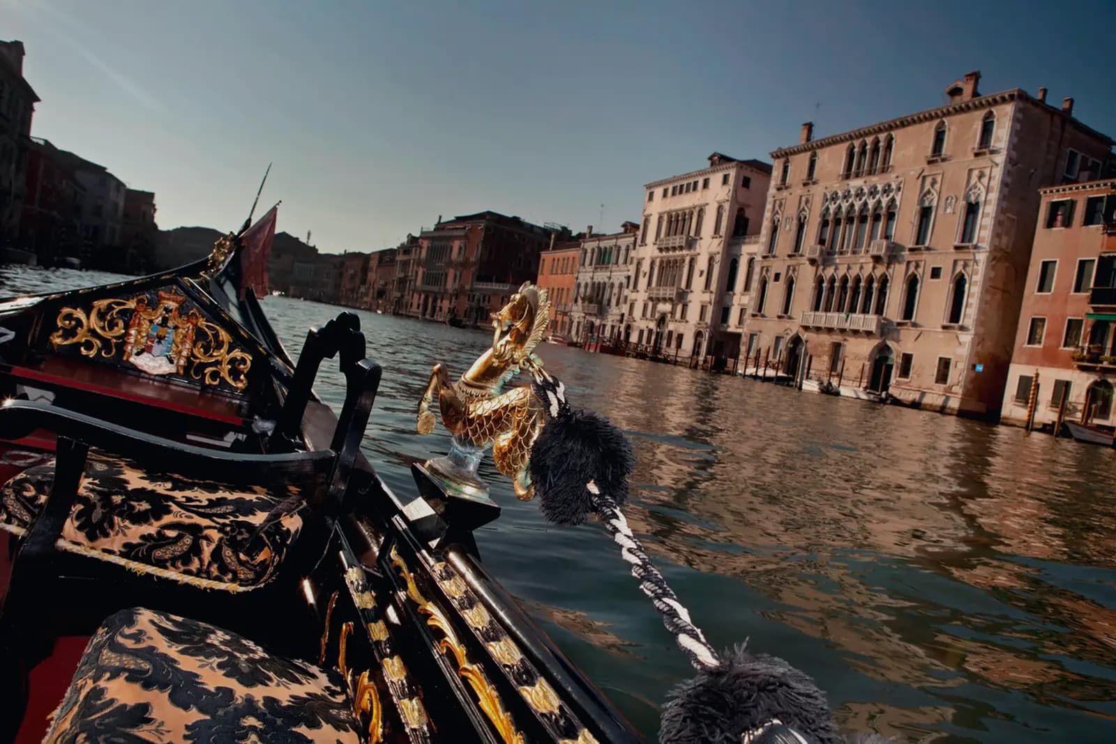 Blick über den Bug einer Gondel auf den Canal Grande