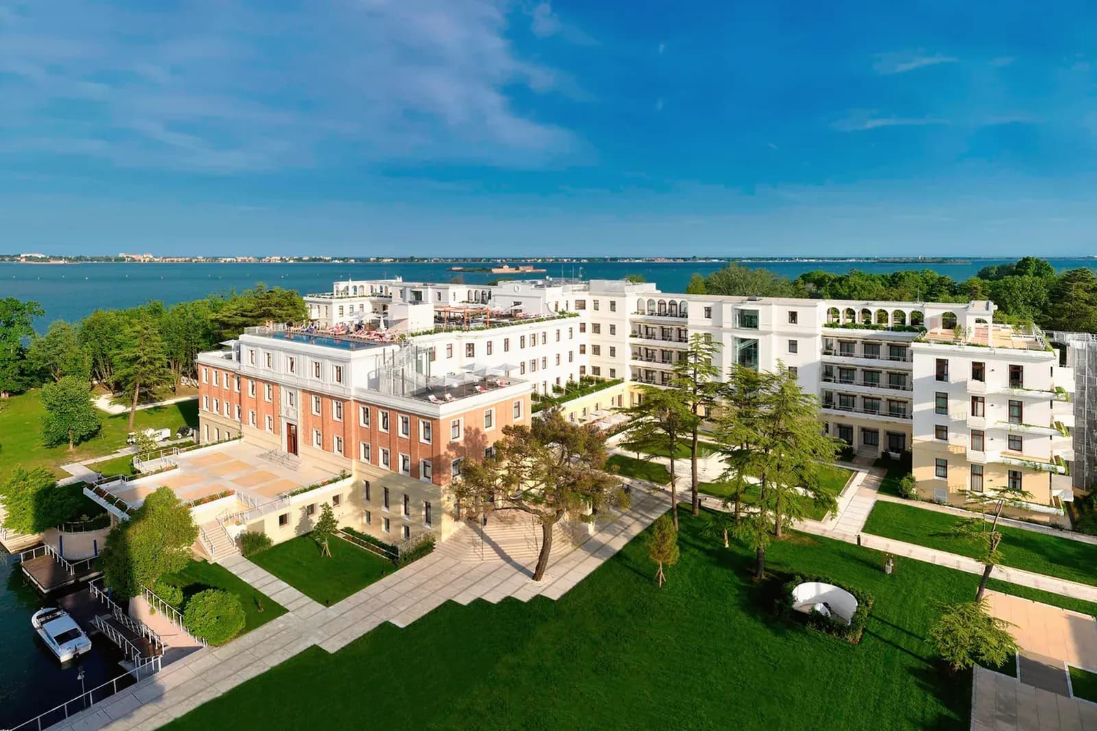Das JW Marriott Venice Resort & Spa auf der Isola delle Rose aus der Luft