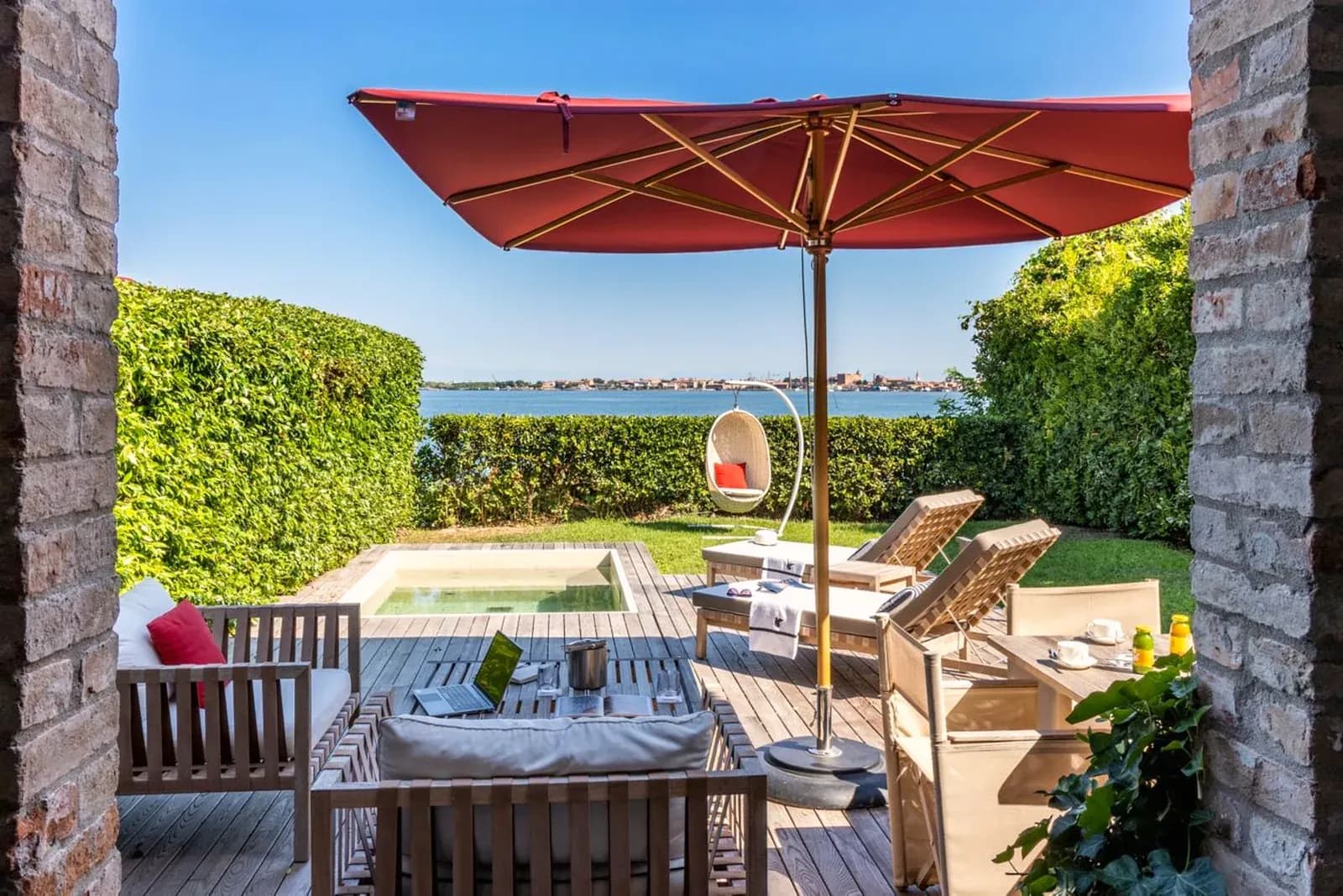 JW Marriott Venice – Terrasse mit Sonnenschirm und Blick über die Lagune
