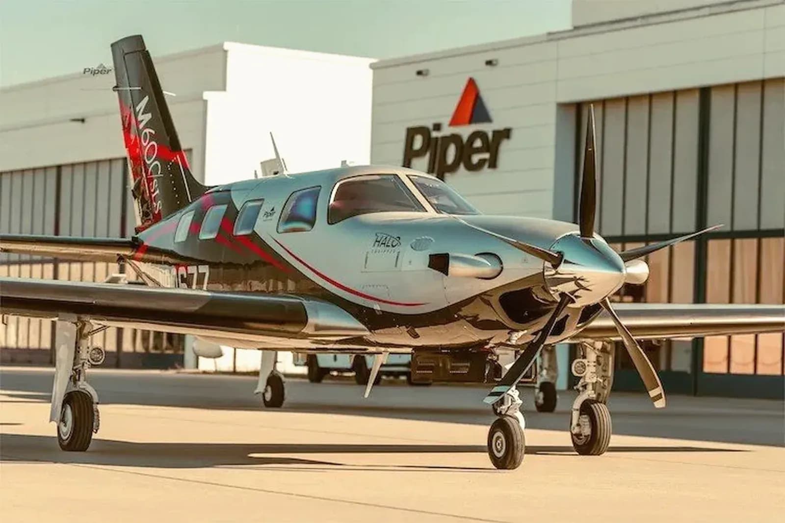 Die Piper M600 vor dem Hangar